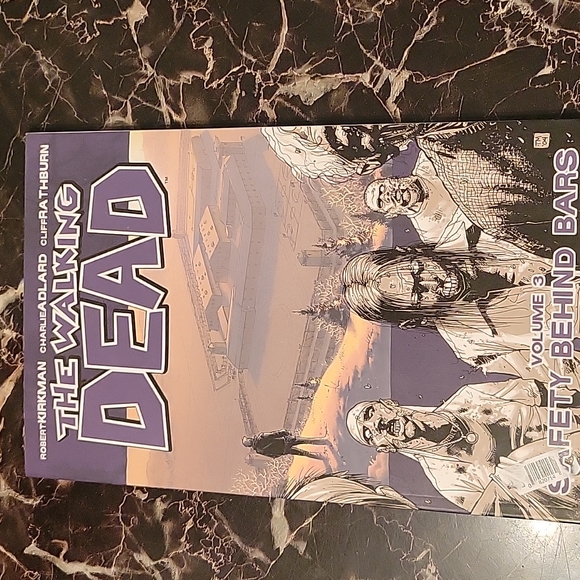 The Walking Dead Comic Book Trade Paperback Lot Volumes 1,2,3,4,5 - Picture 6 of 10